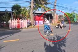 Clip: Khoảnh khắc chụp ảnh cưới bất ngờ ghi lại vụ tai nạn 3 xe máy đâm nhau