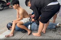 [CLIP] Người dân truy đuổi, tóm gọn tên cướp tiệm vàng ở TPHCM