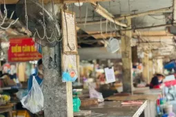 Nhiều sạp hàng đóng cửa vì dịch tả lợn châu Phi