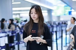 Con gái Triệu Vy ngại ngùng khi paparazzi 'soi'