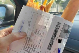 Kinh doanh - Hồ sơ bệnh án bị đem làm giấy gói thức ăn lề đường, bệnh viện bị phạt gần 1 tỷ đồng