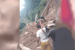 Đường sạt lở, nhóm người gánh cụ bà băng rừng đi cấp cứu