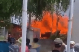 Tin tức trong ngày - Hiện trường loạt nhà gỗ quý 7 tỷ đồng cháy thành than khiến nữ chủ nhân khóc ngất