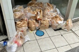 Sốc với hình ảnh cả núi đồ ăn McDonald’s nóng hổi bị khách hàng vứt bỏ không thương tiếc