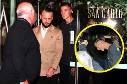 "Bom tấn" MU Sesko gây náo loạn, bị fan và cánh săn ảnh vây kín khi ăn tối