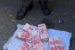 Cụ ông bày 730 triệu đồng giữa chợ, mời mọi người "cứ lấy nếu cần"