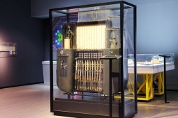 Khám phá với cỗ máy tính đầu tiên trên thế giới chạy bằng nước từ gần 100 năm trước