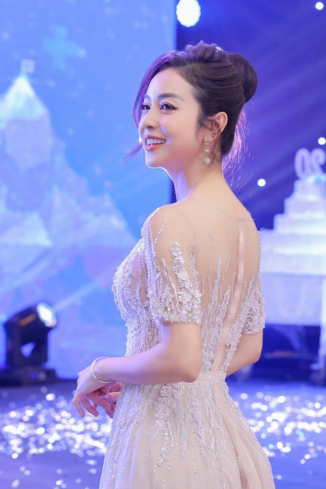 Người đẹp thành công xây dựng hình ảnh một phụ nữ trưởng thành, có gia đình và sự thành đạt nhất định, không chỉ xinh đẹp mà còn tài giỏi. Ảnh: FBNV.