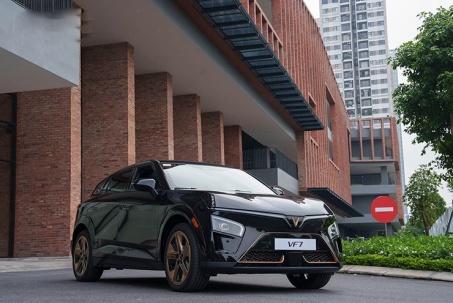 Giá xe VinFast VF 7 niêm yết và lăn bánh tháng 8/2025
