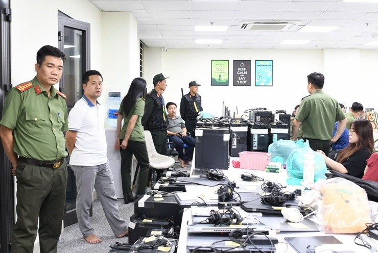 Lực lượng chức năng khám xét một tụ điểm phạm tội - Ảnh Công an Phú Thọ