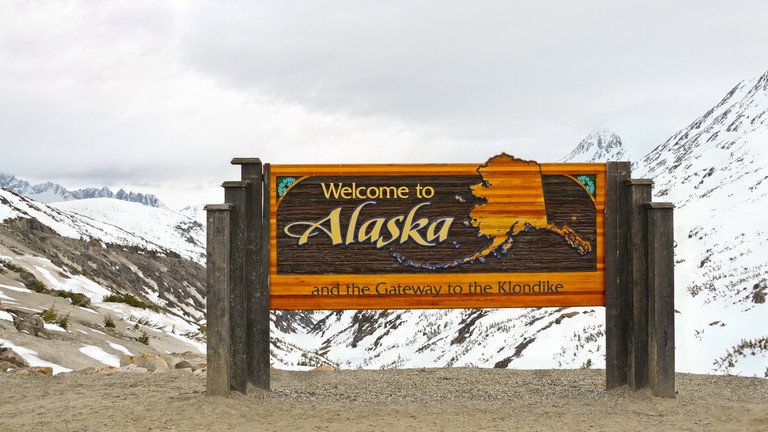 Tấm áp phích với dòng chữ “chào mừng đến Alaska”. Ảnh: Getty Images.