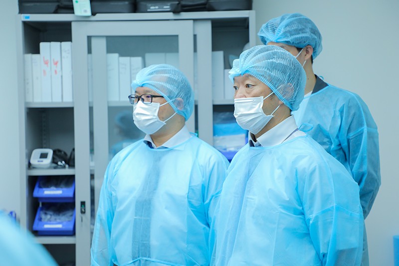 Bác sĩ Kinoshita Koshi & Điều dưỡng Kentaroh Ouchi, Bệnh viện Trung ương Kyoto Min-iren định kỳ kiểm tra chất lượng nội soi tiêu hóa chuẩn Nhật tại Bernard