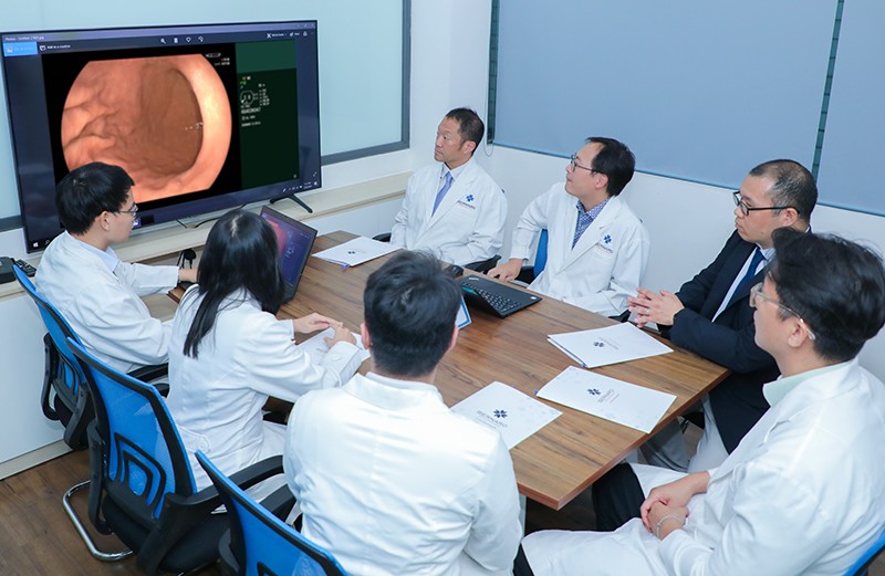 Bác sĩ Kinoshita, TS - BS. Phạm Nguyên Quý cùng thảo luận chuyên môn trên từng ca lâm sàng tại Bernard