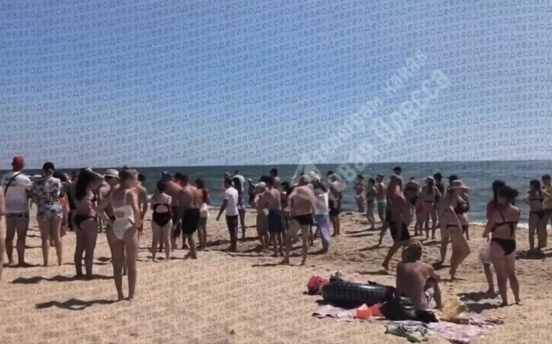 Hình ảnh một vụ nổ cho thấy vụ việc xảy ra ở gần một bãi biển đông đúc ở Ukraine. Ảnh: Telegraph