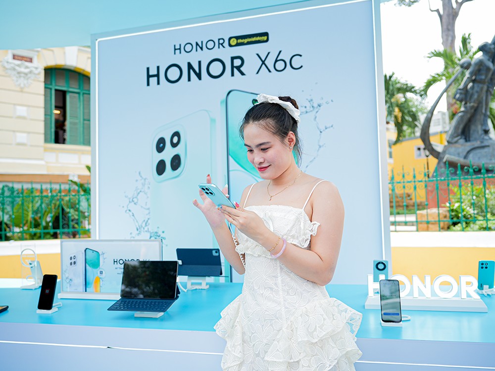 Khánh Huyền ấn tượng với độ bền chuẩn SGS 5 sao Thụy Sĩ của HONOR X6c 