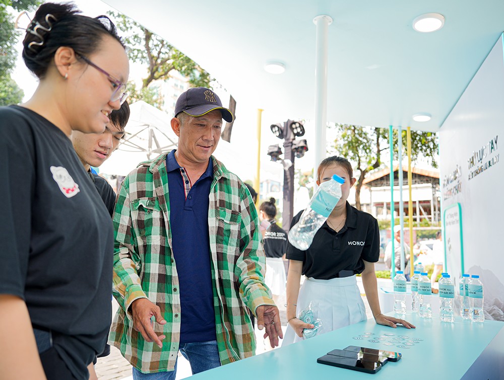 Hàng ngàn phần quà hấp dẫn đã được trao đến tay người tham gia trong 2 ngày diễn ra sự kiện