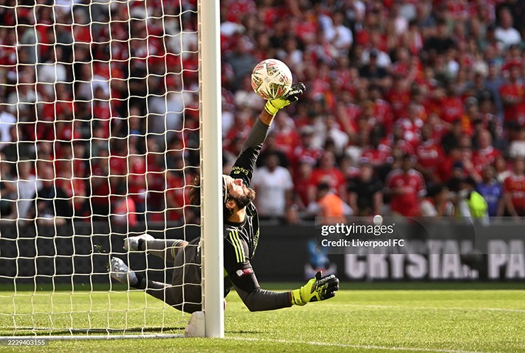 Niềm hy vọng le lói cho "The Kop" khi Alisson xuất sắc cản phá cú sút của Eberechi Eze, và sau đó ở lượt thứ tư, Borna Sosa cũng sút bóng dội xà ngang.