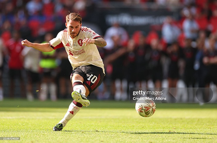  Salah, ngôi sao được kỳ vọng nhất, sút bóng vọt xà. Ngay sau đó, ở lượt thứ hai, cú sút của Alexis Mac Allister cũng bị thủ thành Henderson cản phá. Liverpool hỏng cả 2 lượt sút đầu tiên.