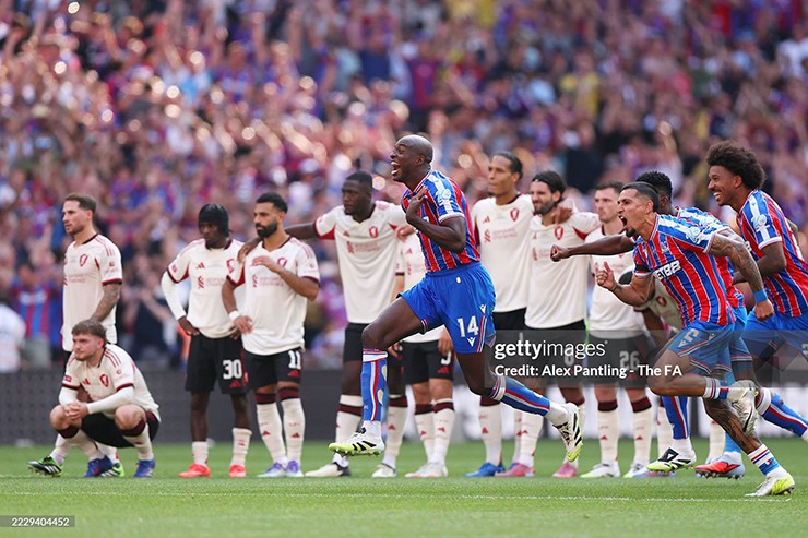Niềm vui vỡ òa của các cầu thủ Crystal Palace.