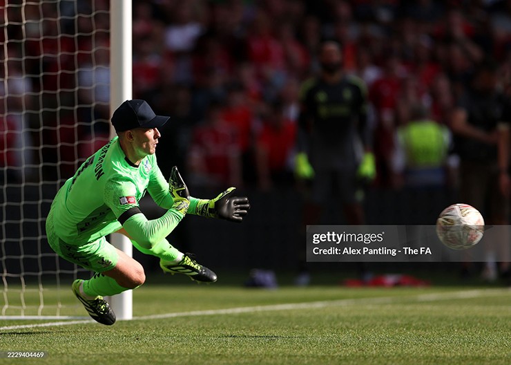 Thủ thành Dean Henderson của Palace đã có một ngày thi đấu xuất thần, liên tục làm nản lòng các chân sút của "The Kop".