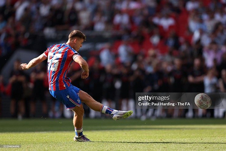 Và khoảnh khắc định mệnh đã đến. Cầu thủ trẻ Justin Devenny lạnh lùng đánh bại Alisson trong lượt sút cuối cùng, ấn định chiến thắng 3-2 trên chấm luân lưu cho Crystal Palace.