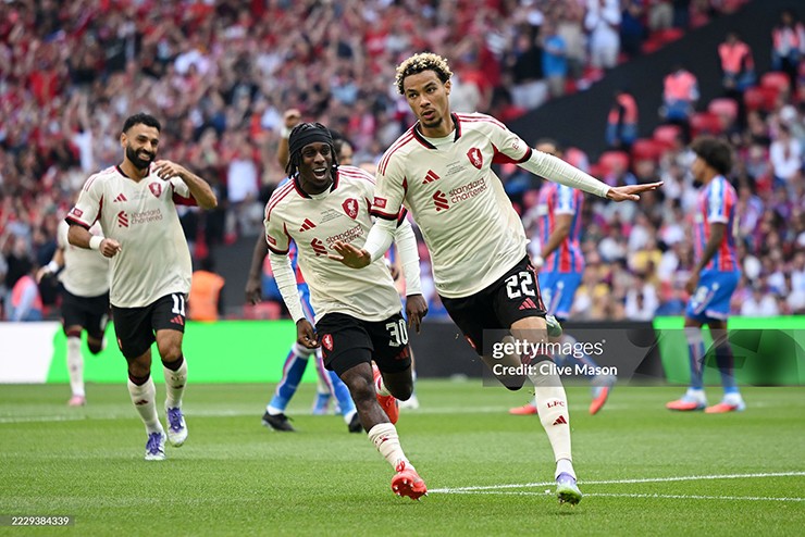 Tân binh Ekitike sớm mang lại niềm vui cho "Lữ đoàn đỏ" với một bàn thắng đẳng cấp, mở tỷ số trận đấu ngay ở phút thứ 4, hứa hẹn một khởi đầu như mơ.