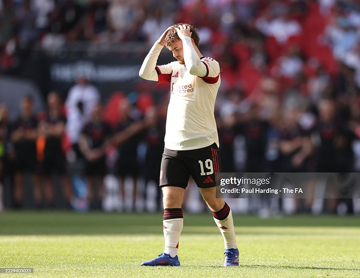 Tuy nhiên, Liverpool đã không thể tận dụng cơ hội. Harvey Elliott trở thành cầu thủ thứ ba của "Lữ đoàn đỏ" sút hỏng, dập tắt mọi hy vọng lật ngược tình thế.