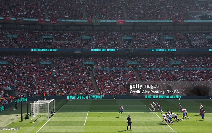 Tuy nhiên, Mateta đã nhanh chóng dội một gáo nước lạnh vào tham vọng của Liverpool với một cú sút phạt đền ở phút 17, gỡ hòa 1-1 cho Crystal Palace.