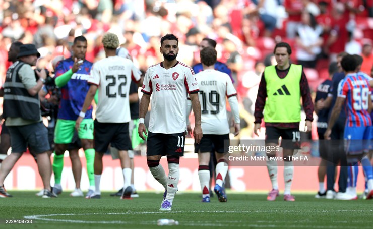 Nỗi buồn vô tận của "The Kop". Salah và các đồng đội cúi đầu rời sân Wembley, khép lại một ngày thi đấu đáng quên và bắt đầu mùa giải mới bằng một thất bại cay đắng.