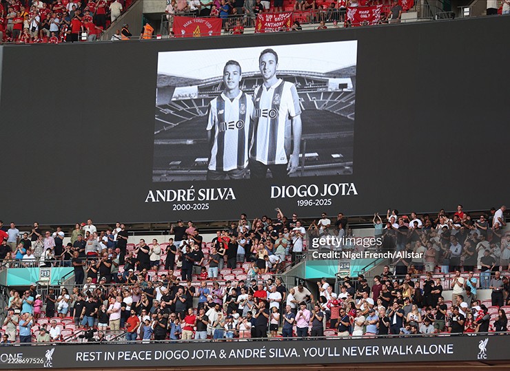 Người hâm mộ và các cầu thủ dành 1 phút im lặng để tưởng nhớ Diogo Jota và em trai