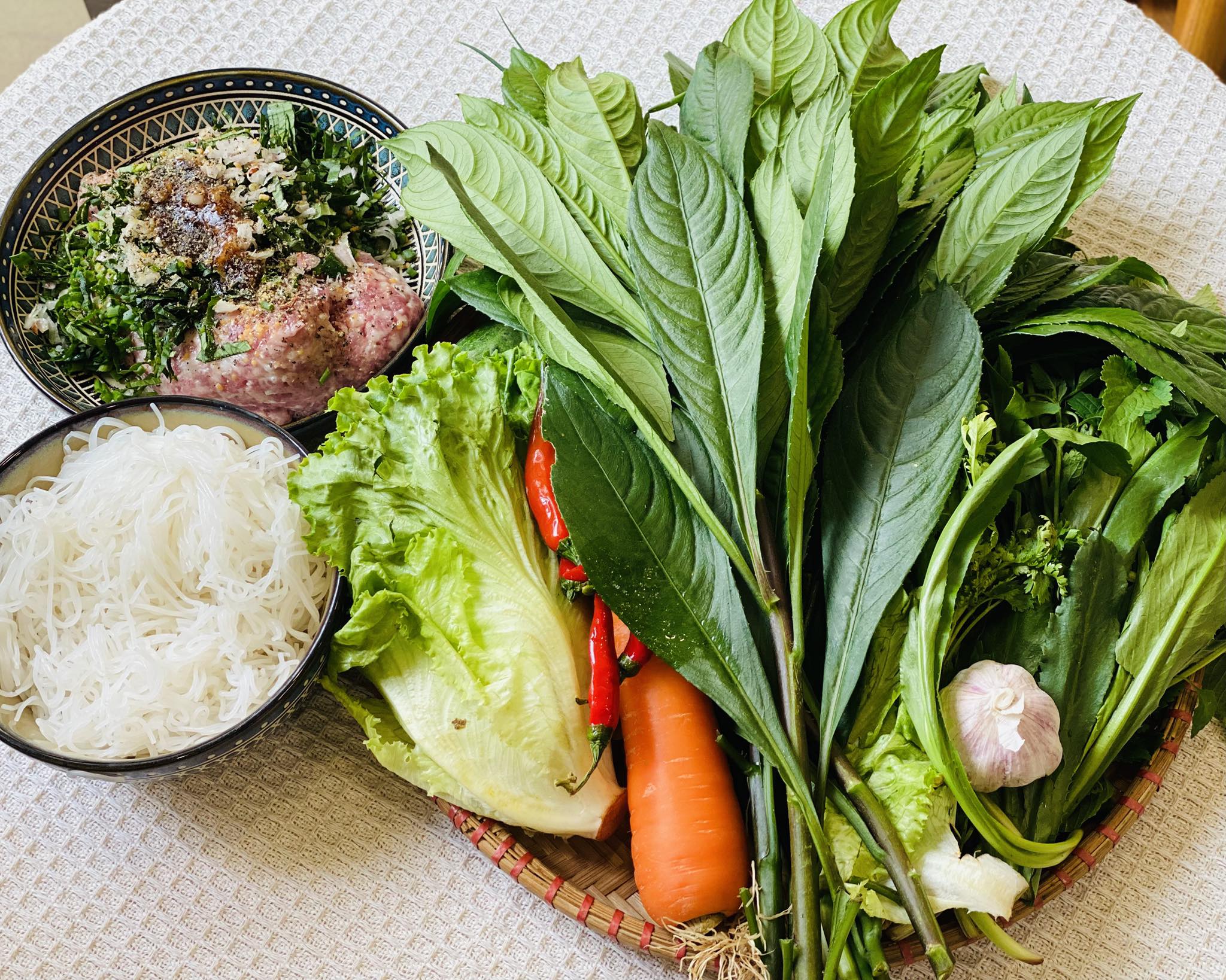 Loại lá tốt như thần dược mọc trong vườn dùng cuốn thịt, làm chả ngon xuất sắc - 1