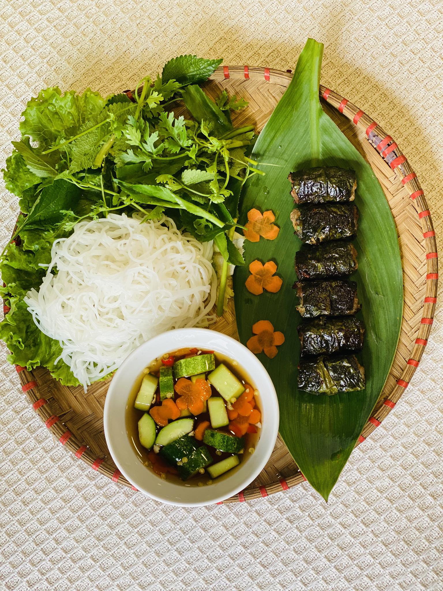 Chả xương sông ăn cùng cơm nóng hoặc bún chấm đều rất thơm ngon.