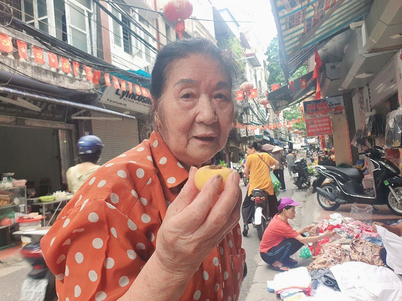 Nhiều người mua quả thị vì hoài niệm những ngày xưa cũ.