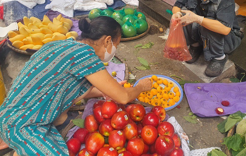 Giữa các loại hoa quả nhập khẩu, nhiều người chọn mua quả thị - một loại quả quê đặc trưng mỗi năm chỉ có một mùa.