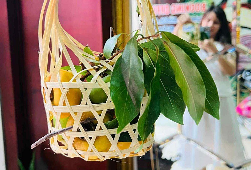 Những quả thị vàng ươm, thơm ngát được đựng trong giỏ tre xinh xắn được chị Linh mua về. (Ảnh: Linh Kem)