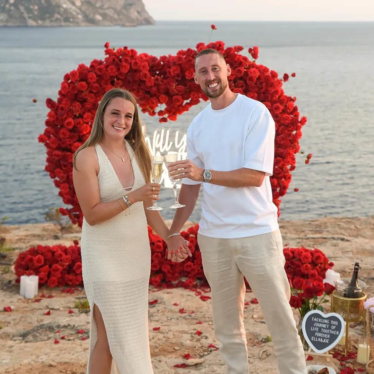 Ella Toone đính hôn cùng bạn trai