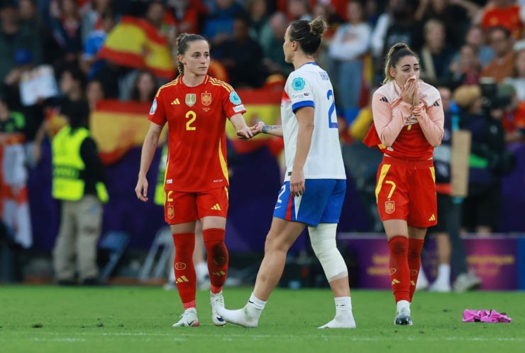 Bronze (áo trắng) an ủi Batlle