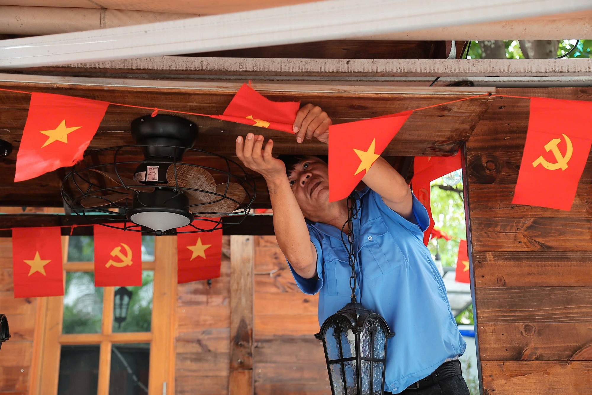 Việc thi công chỉ mất 2 ngày nhưng phần nghiên cứu và thiết kế kéo dài gần 2 tháng. Toàn bộ đội ngũ của quán thực hiện, không thuê bên ngoài