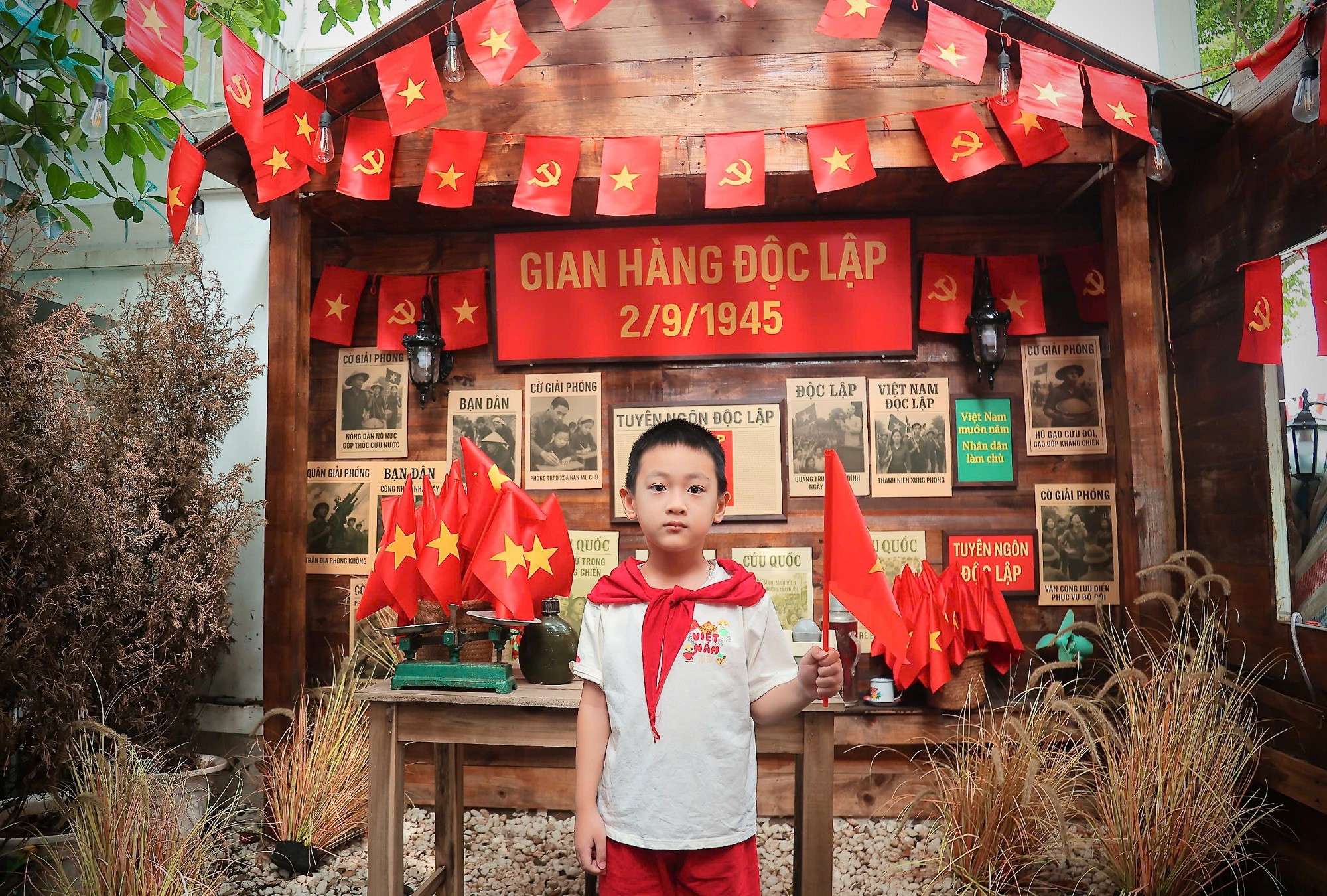 "Mong muốn của chúng tôi là tạo ra một không gian có chiều sâu, mỗi góc check-in đều gợi nhớ đến những thời khắc lịch sử 80 năm trước", chị Ngân nói.