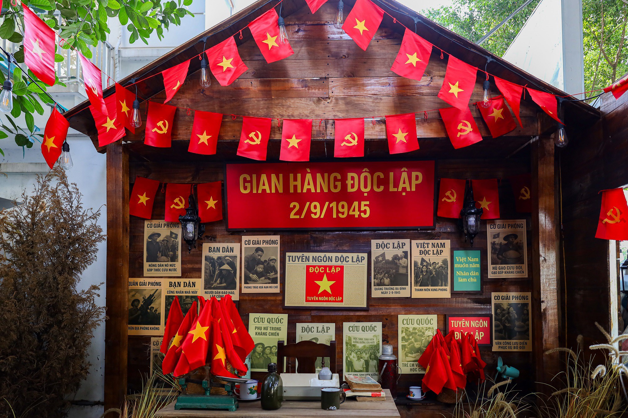 Quán cà phê ở Hà Nội “chơi lớn”, chi tiền trang trí cờ đỏ sao vàng đón khách đến check-in - 9