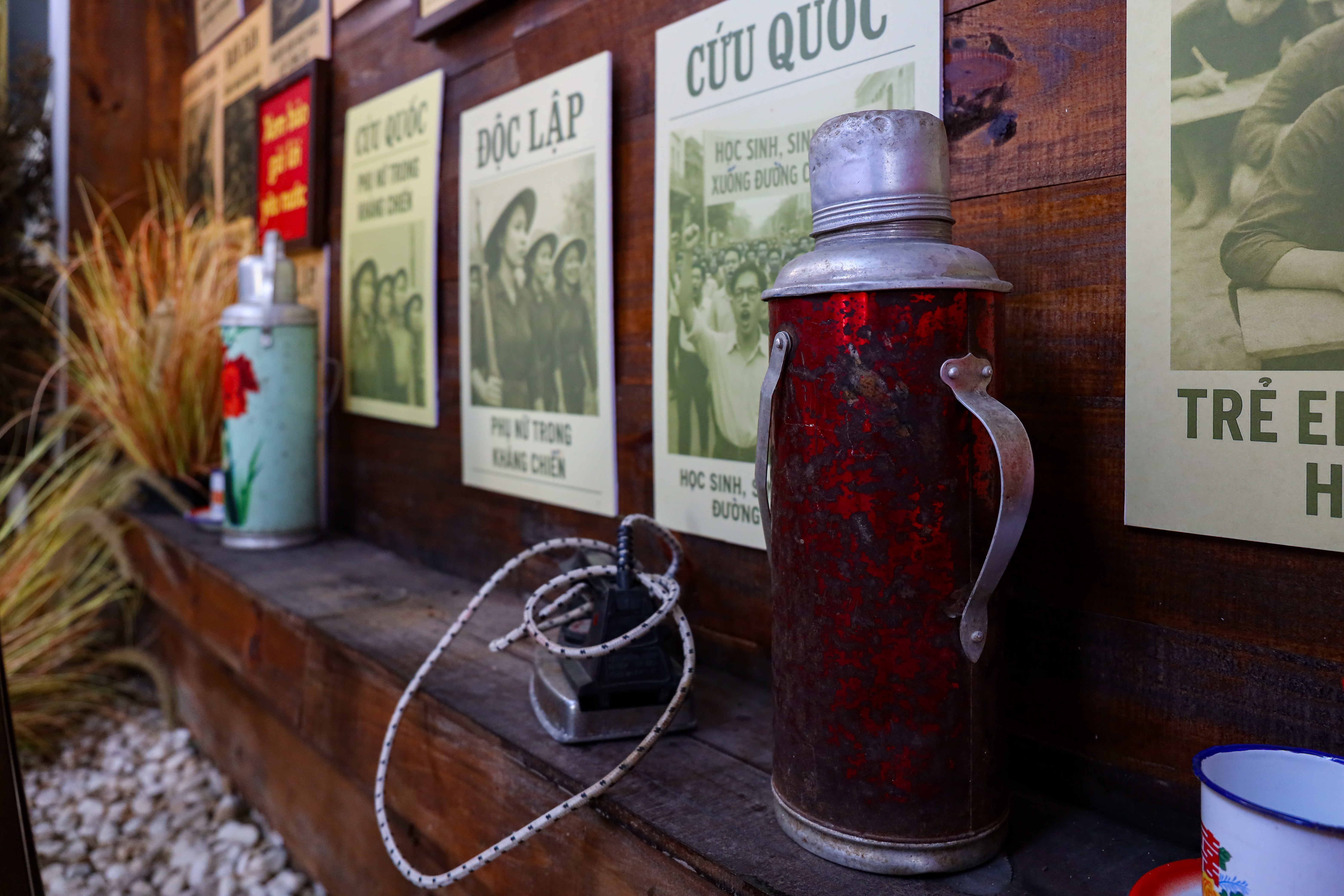 Toàn bộ những vật dụng xưa cũ này được chị Ngân sưu tầm trong thời gian dài về trưng bày ở quán.