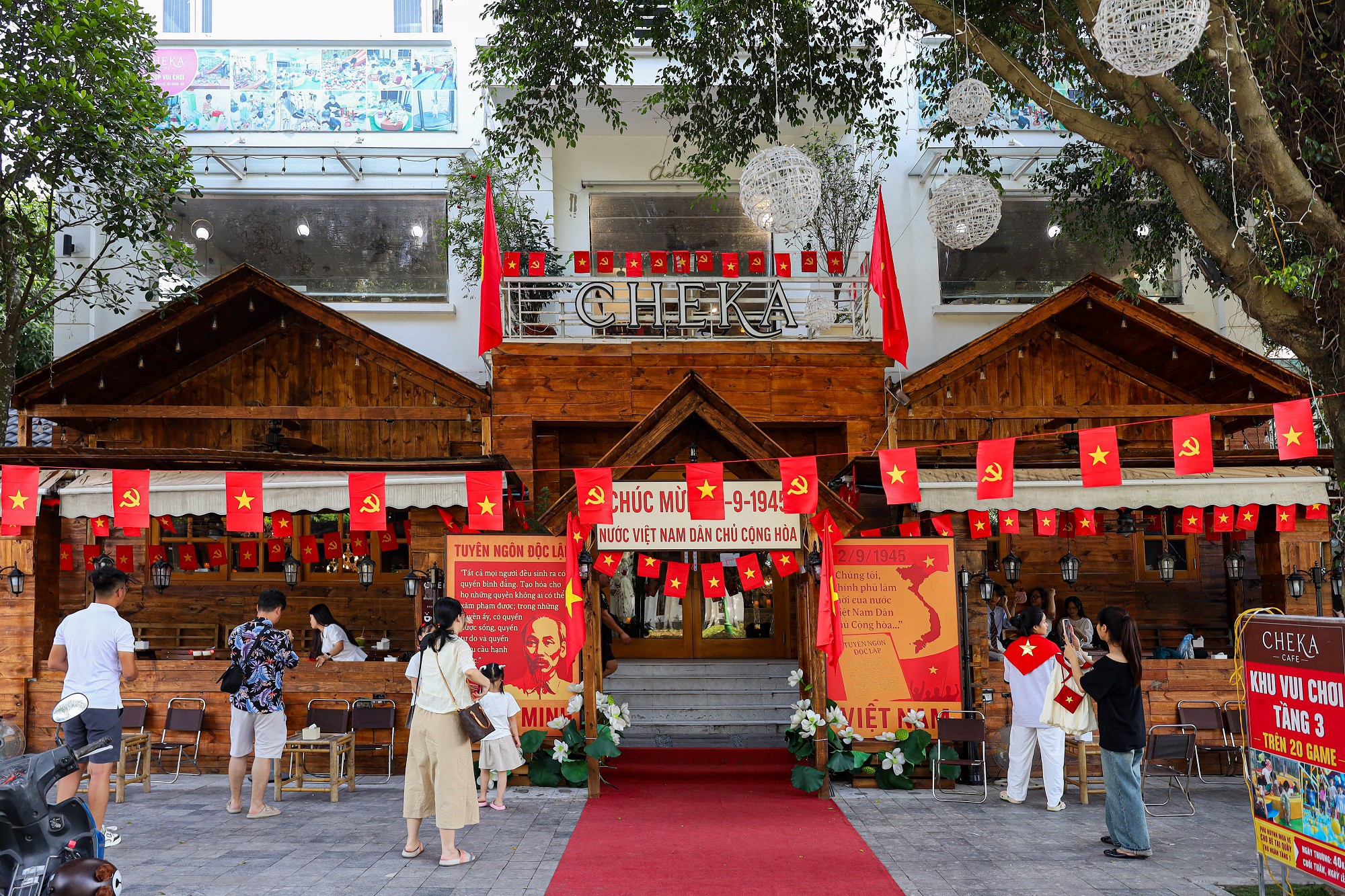 Trong đó, nổi bật nhất là quán cà phê tại Khu đô thị Dương Nội (Hà Nội) với không gian rộng rãi được trang trí cờ đỏ sao vàng rực rỡ, thu hút các bạn trẻ đến chụp ảnh, check-in ngay từ đầu tháng 8. Trong đó, nổi bật nhất là quán cà phê tại Khu đô thị Dương Nội (Hà Nội) với không gian rộng rãi được trang trí cờ đỏ sao vàng rực rỡ, thu hút các bạn trẻ đến chụp ảnh, check-in ngay từ đầu tháng 8.