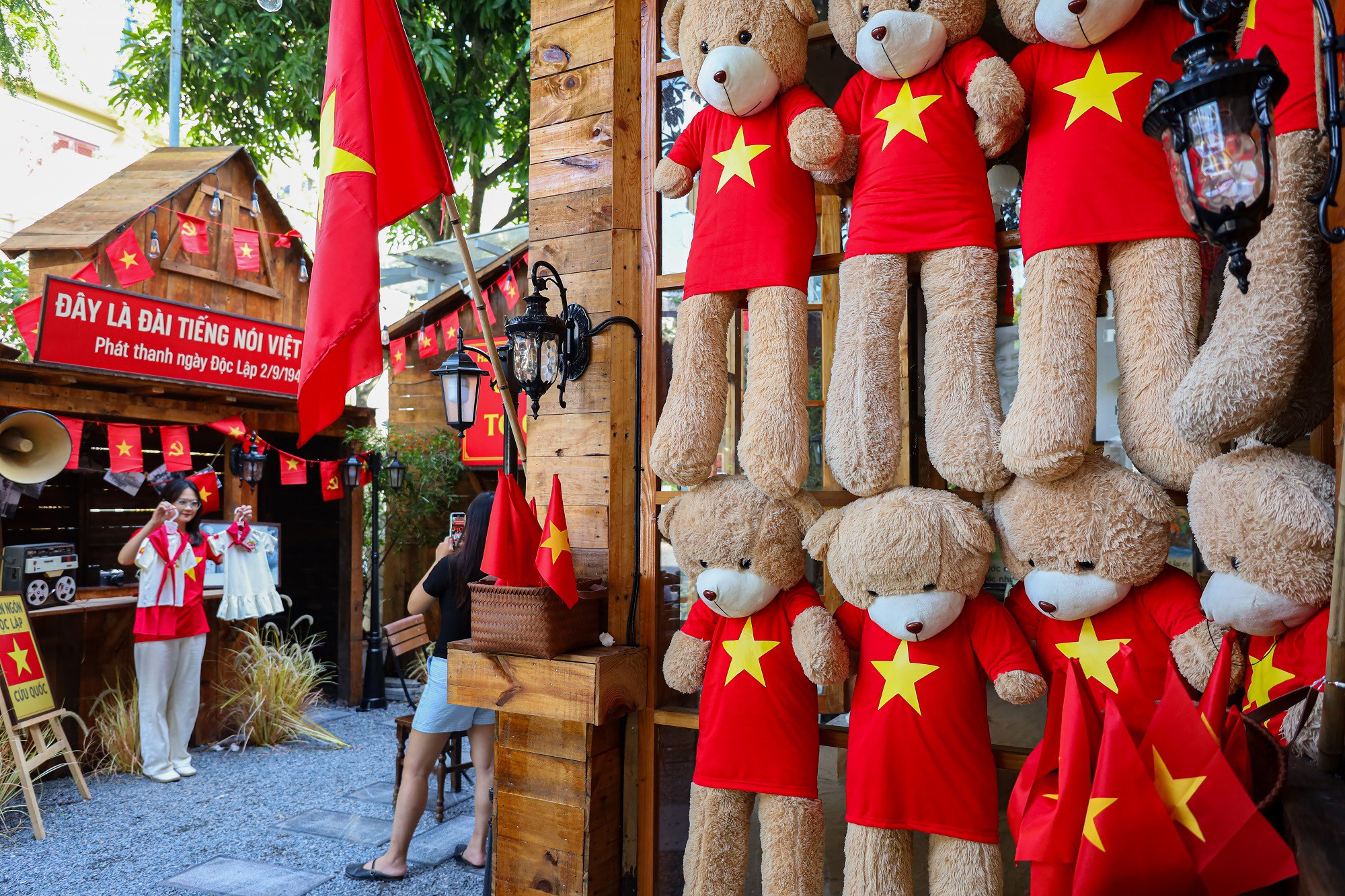 Ngoài trang trí các không gian theo tinh thần yêu nước, quán còn có gian hàng cho thuê áo dài, phụ kiện chụp ảnh với giá từ 50 nghìn đồng/bộ.