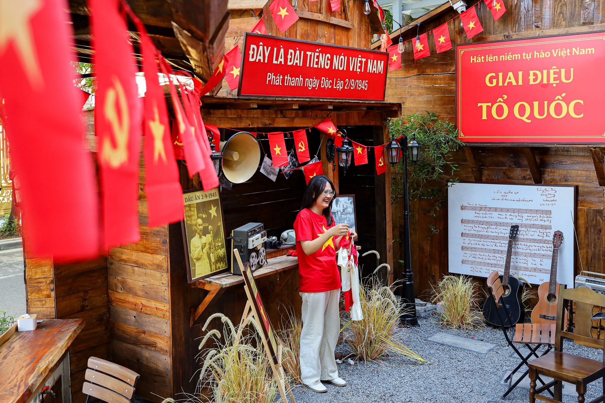 "Tôi đến đây vào dịp Noel vừa rồi, thấy đẹp nên đợt này lại đưa con qua đây chơi, chụp ảnh. Điều tôi thích nhất là không gian trang trí đẹp, nhiều màu sắc và mang đậm dấu ấn lịch sử', chị Hằng nói.