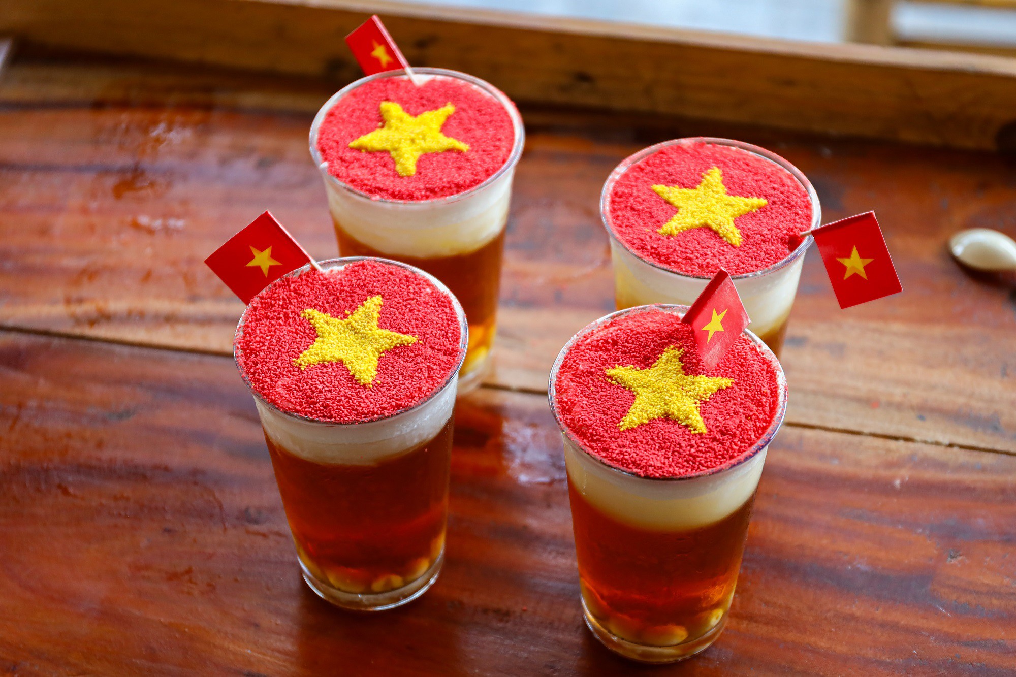 Không chỉ trang trí không gian của quán, các loại đồ uống cũng được trang trí hình cờ đỏ sao vàng, thể hiện tinh thần yêu nước.