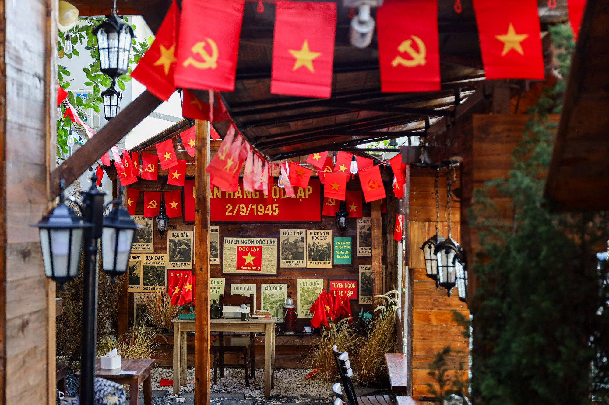 Bắt đầu hoàn thiện và đón khách đến check-in từ đầu tháng 8/2025, quán đã thu hút hàng trăm lượt khách.