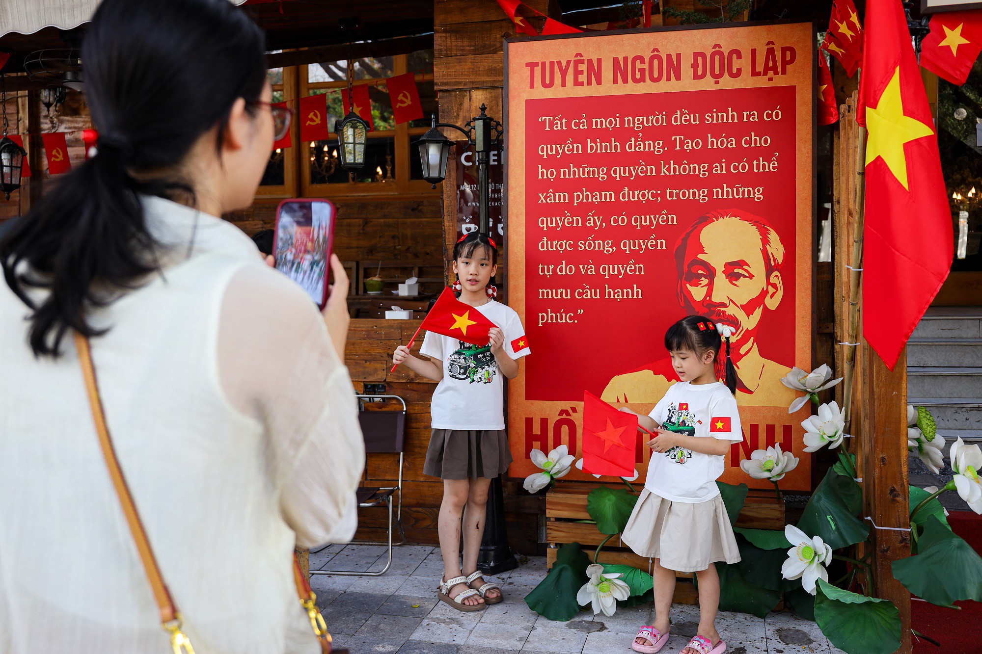 Nổi bật hai bên lối đi là hai tấm pano lớn in hình Chủ tịch Hồ Chí Minh, kèm theo trích đoạn trang trọng trong bản Tuyên ngôn Độc lập – văn kiện lịch sử khai sinh nước Việt Nam Dân chủ Cộng hòa cách đây 80 năm. Nổi bật hai bên lối đi là hai tấm pano lớn in hình Chủ tịch Hồ Chí Minh, kèm theo trích đoạn trang trọng trong bản Tuyên ngôn Độc lập – văn kiện lịch sử khai sinh nước Việt Nam Dân chủ Cộng hòa cách đây 80 năm.