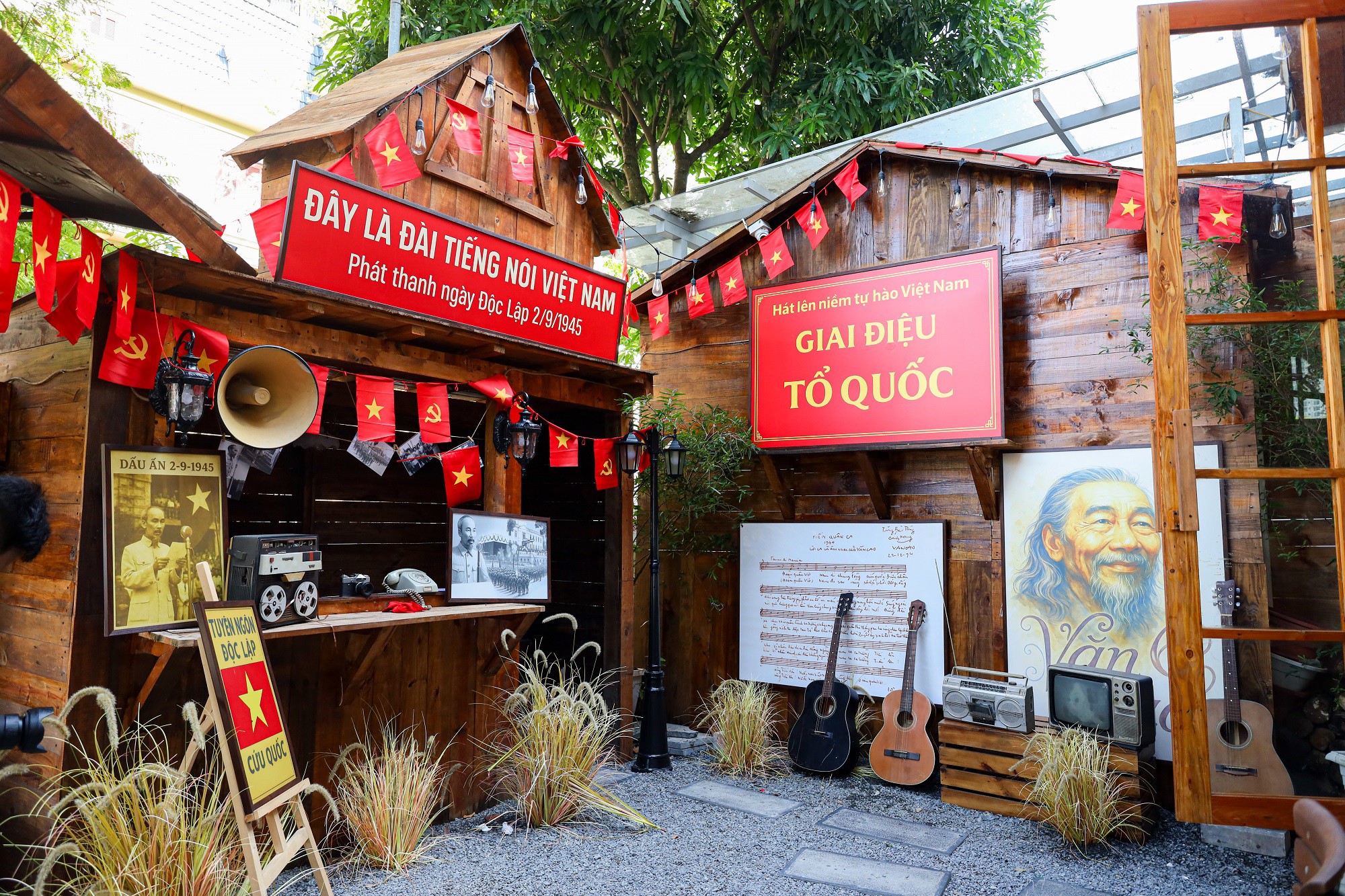 Một góc nhỏ trang trí Đài Tiếng nói Việt Nam và Giai điệu Tổ Quốc với hình ảnh nhạc sĩ Văn Cao cùng bài hát "Tiến quân ca".
