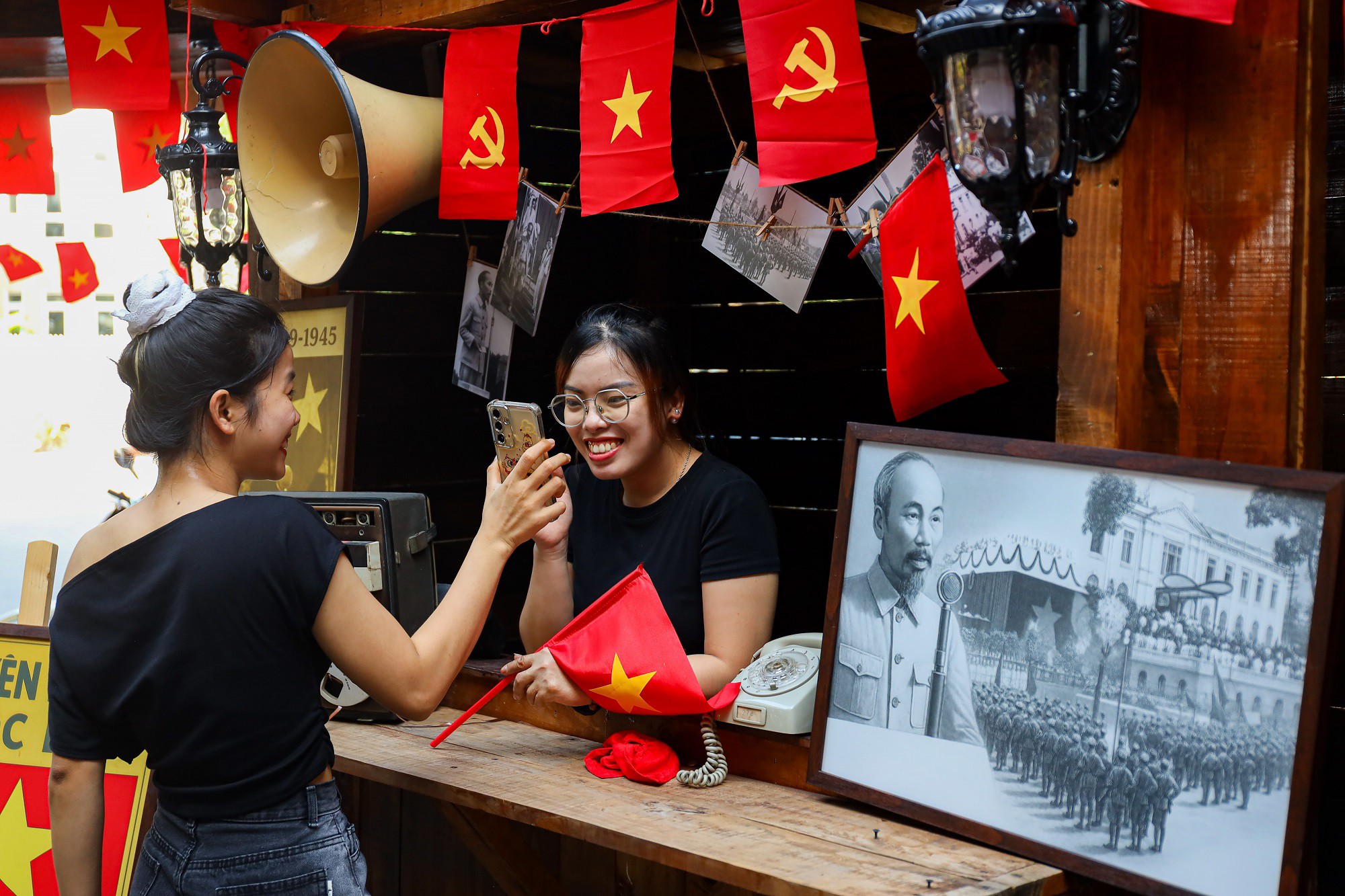 Đa số khách đến check-in là các bạn trẻ, học sinh, sinh viên và người dân mọi lứa tuổi trên địa bàn TP Hà Nội.