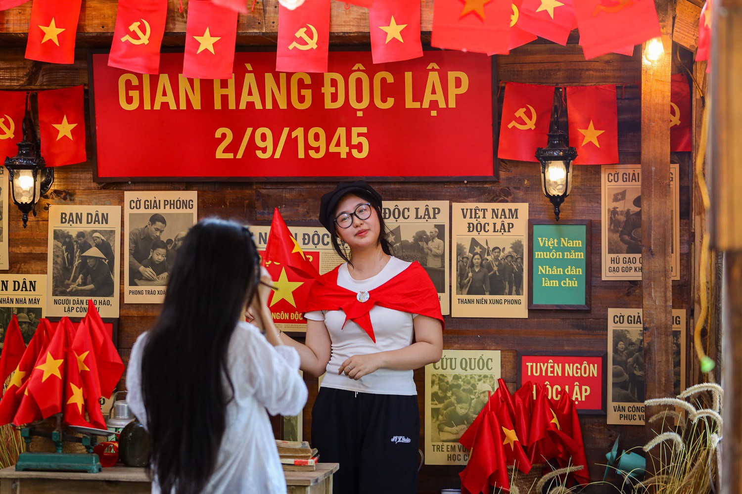 Để hoàn thành "concept yêu nước" này, chị Ngân và đội ngũ đã phải chuẩn bị khoảng 2 tháng cho việc lên ý tưởng, tìm vật liệu và thi công.